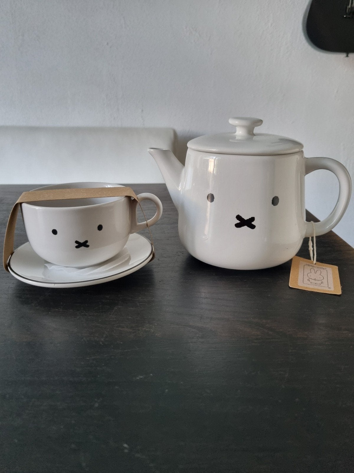 Nijntje theepot en kop-en-schotel set - Nieuw, Keramiek, Nieuw, Ophalen of Verzenden, Overige stijlen