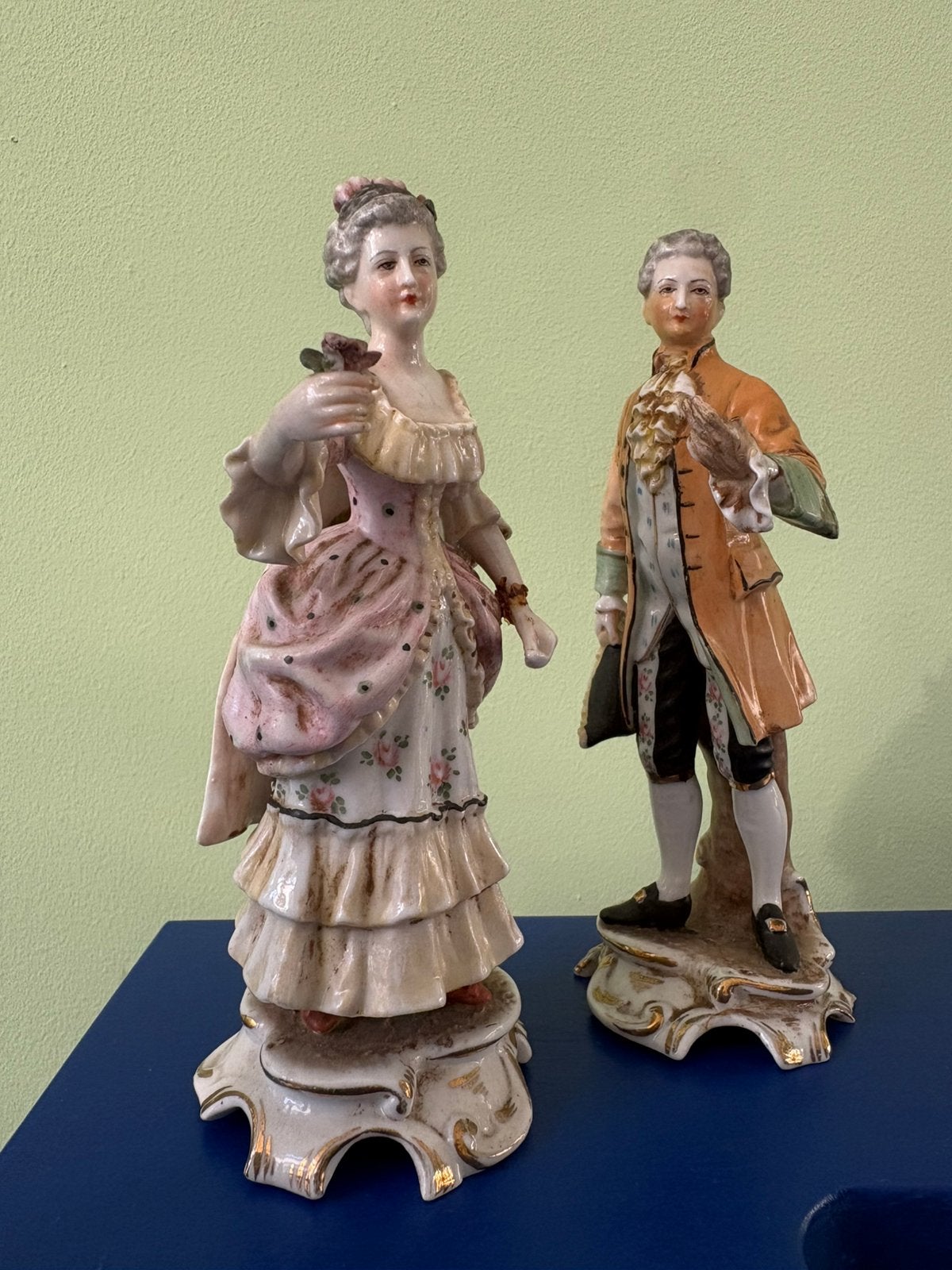2 porseleinen beeldjes dame en heer, Ophalen of Verzenden, Gebruikt, Mens