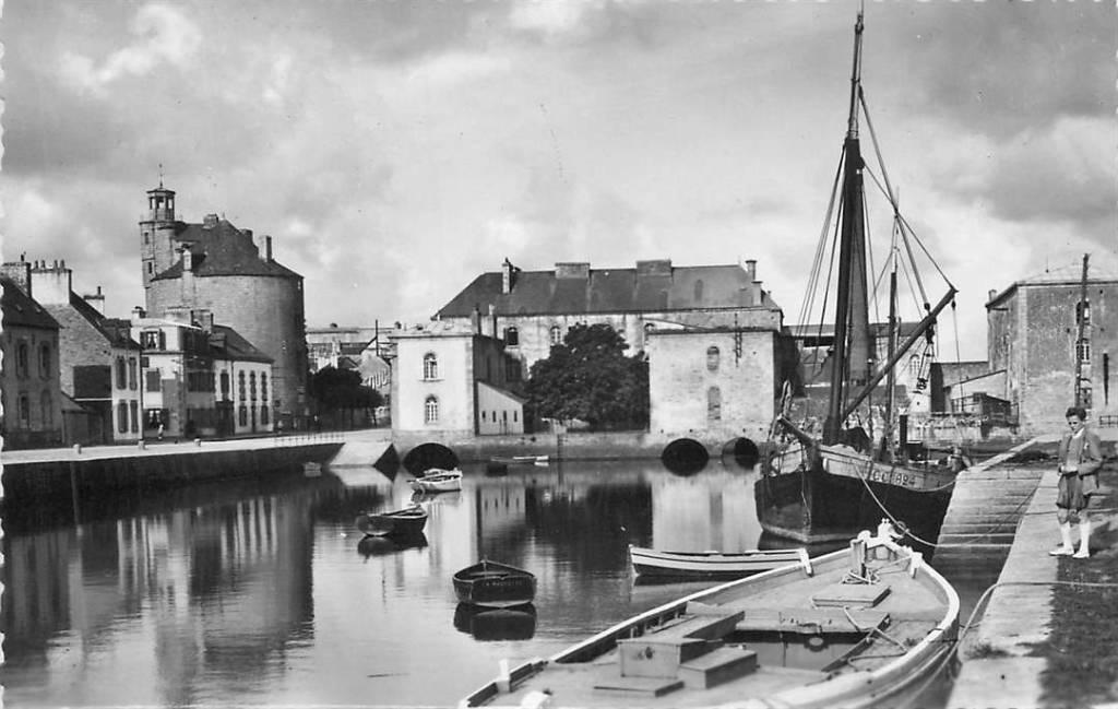 381-302-005 Pont-L'Abbe Les quais, Verzenden, Voor 1920, Frankrijk