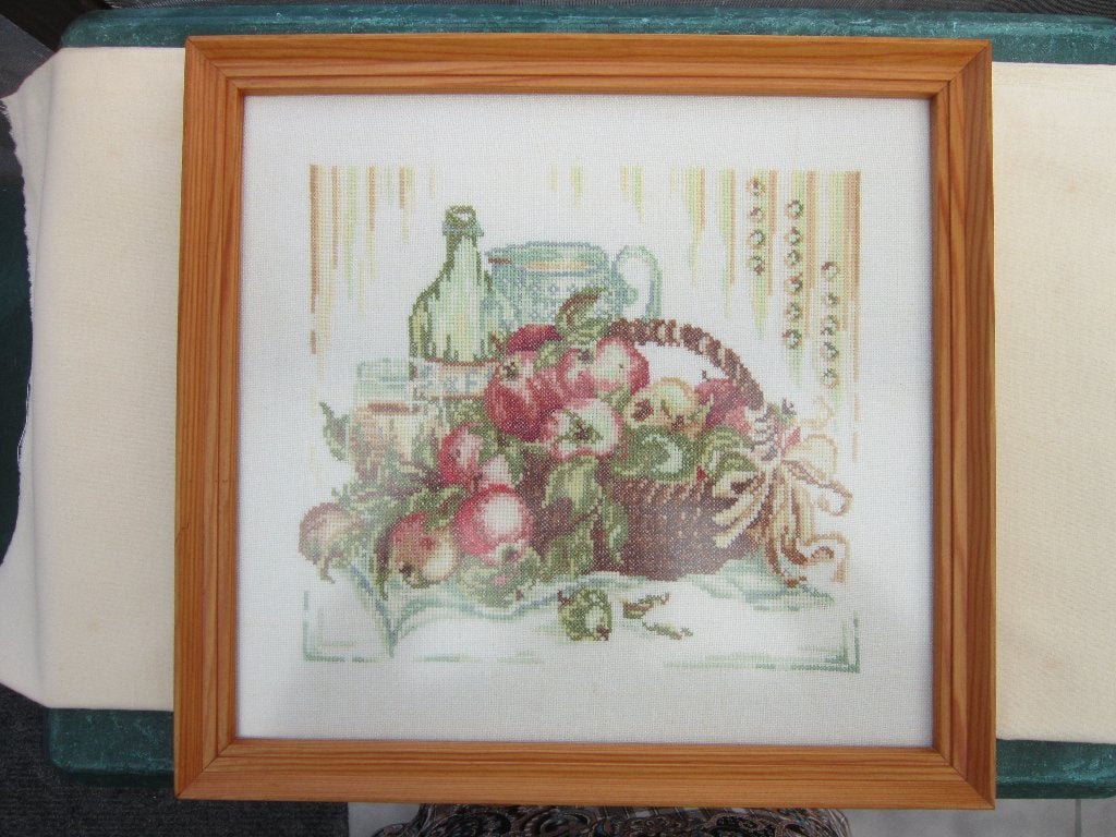 Schilderij: Borduurwerk, Mand met fruit, kan en fles, Minder dan 50 cm, Ophalen of Verzenden, Zo goed als nieuw, Schilderij