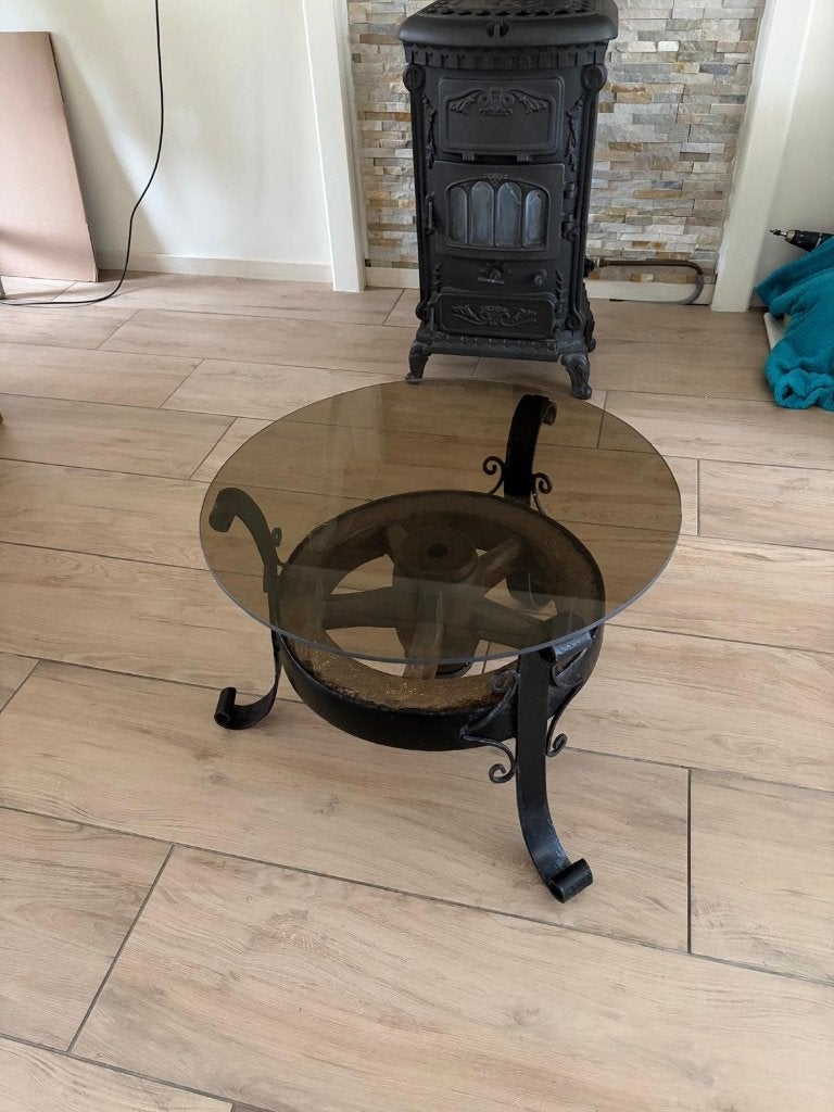 Unieke industriële salontafel Ø65 cm, houten wiel & glasblad, Huis en Inrichting, Ophalen, Gebruikt, 50 tot 100 cm, Rond