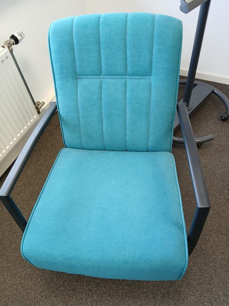 Moderne turquoise fauteuil met metalen frame, Huis en Inrichting, Stoelen, Ophalen, Modern, Comfortabel, Overige kleuren, Zo goed als nieuw