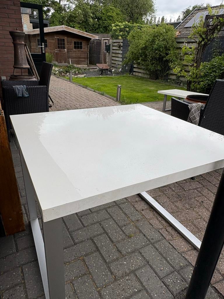 Witte vierkante tafel met metalen onderstel, Huis en Inrichting, Tafels | Eettafels, Vierkant, Tot twee personen, Zo goed als nieuw