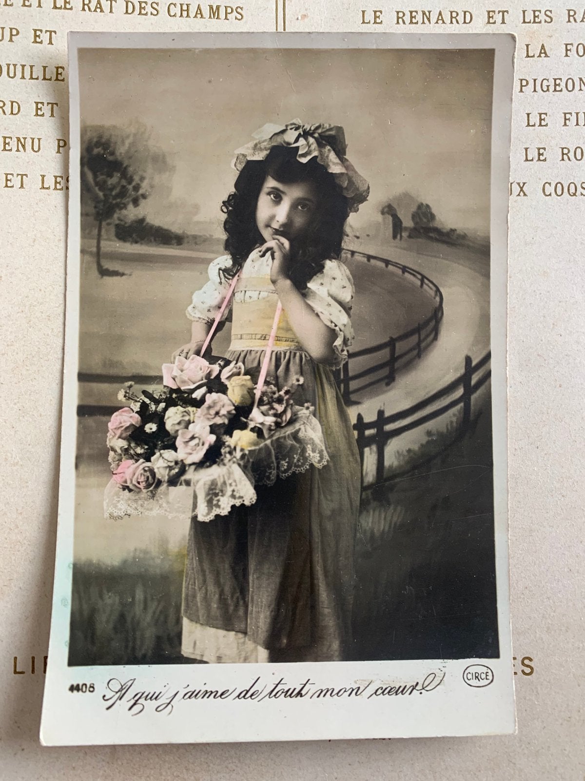 Meisje met mandje bloemen, Verzamelen, Ansichtkaarten | Themakaarten, Ophalen of Verzenden, Voor 1920, Gelopen, Kinderen