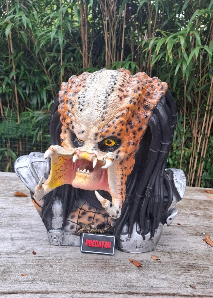 Predator Buste, Ophalen, Zo goed als nieuw