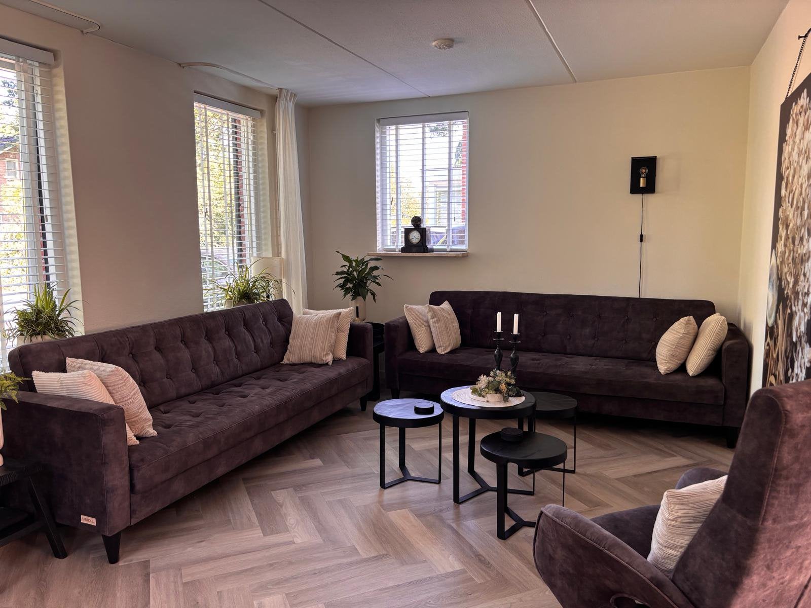 4 persoons Velvetlook bank 2 stuks plus 1 fauteuil antraciet, Ophalen, Zo goed als nieuw