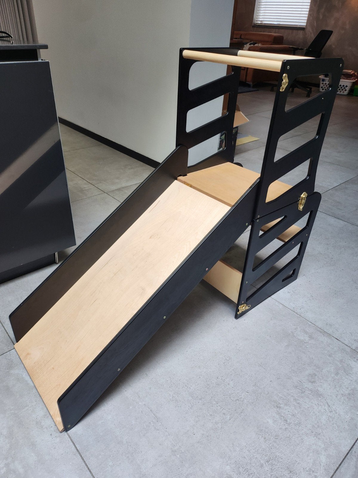 Montessori Leertoren  met Glijbaan en bureau - Zwart/Hout, Ophalen, Zo goed als nieuw, Overige typen