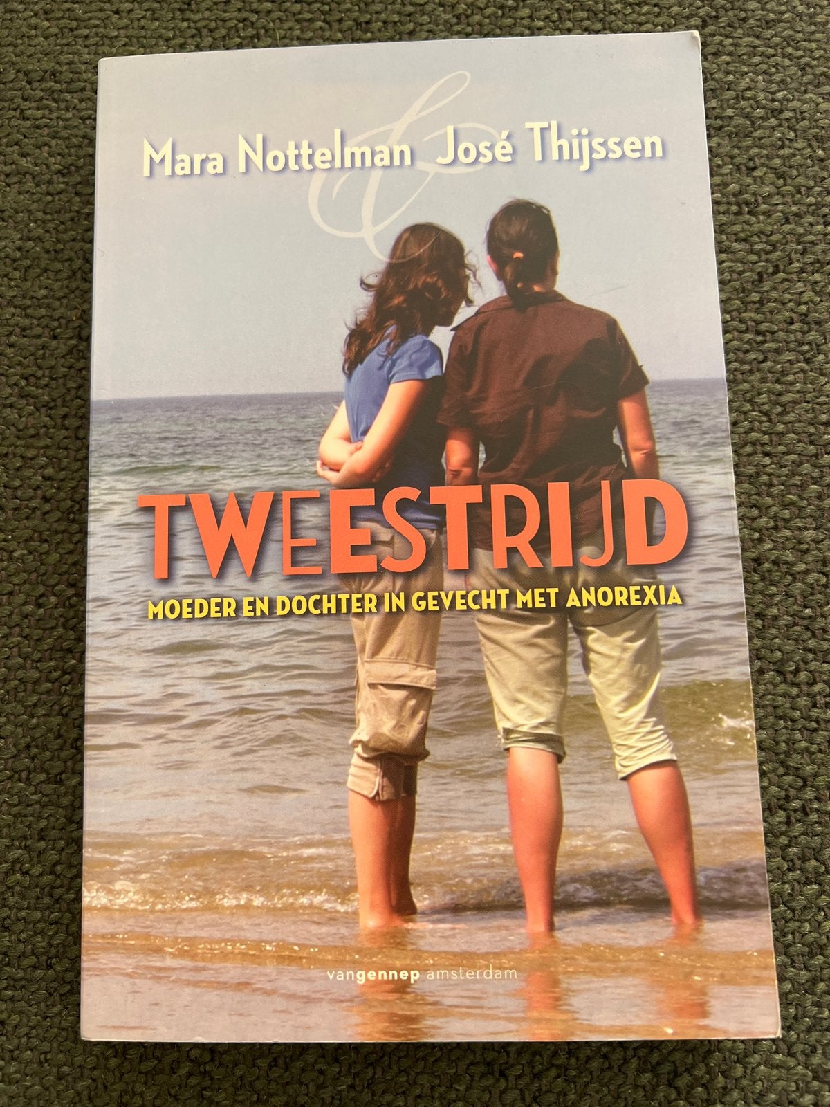 Tweestrijd: Moeder en dochter in gevecht met anorexia, Boeken, Literatuur, Ophalen of Verzenden, Zo goed als nieuw, Nederland