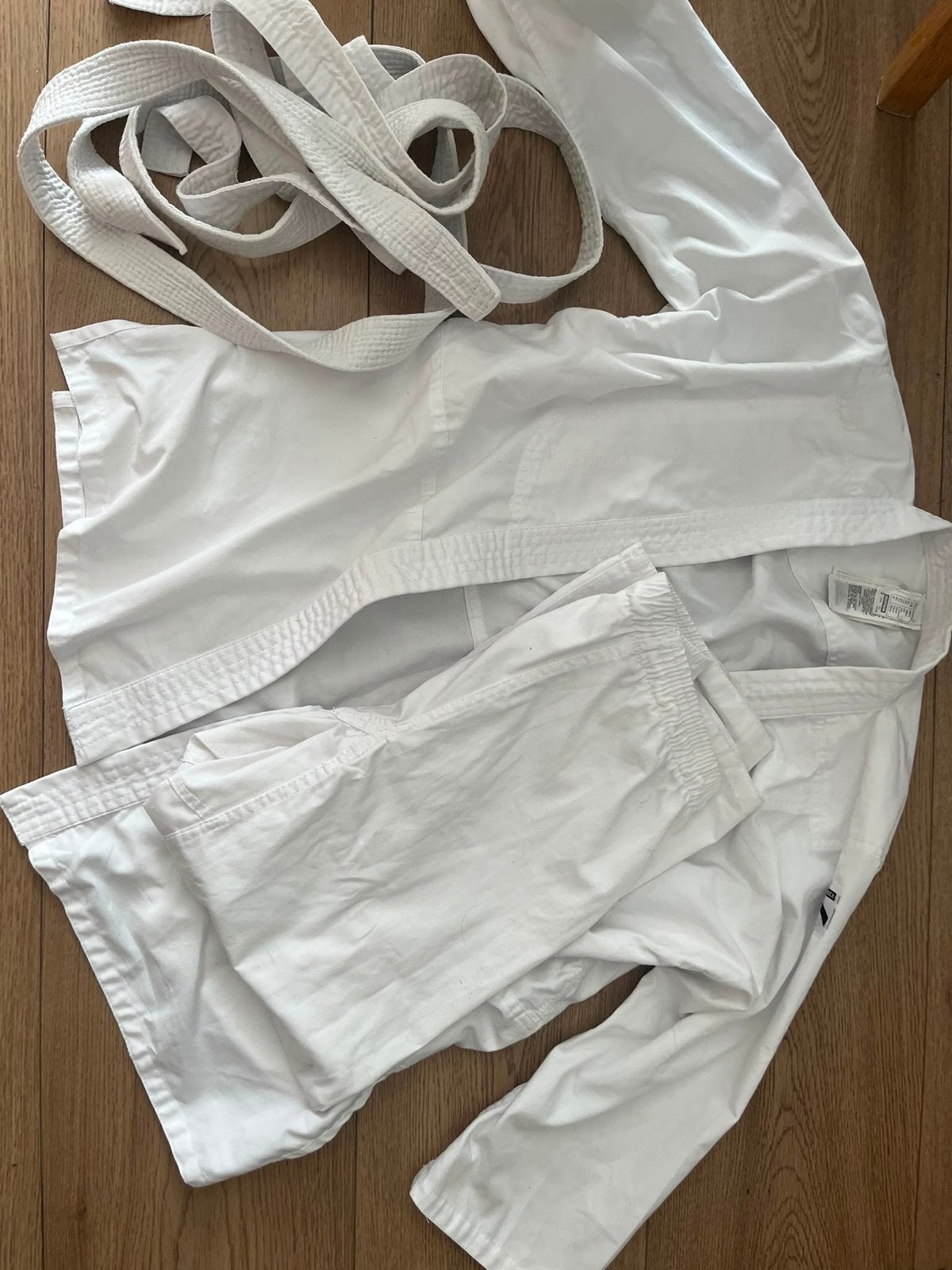 Judo pak (maat 150) Outshock Decathlon met 2 witte banden, Sport en Fitness, Vechtsporten en Zelfverdediging, Judo, Vechtsportpak