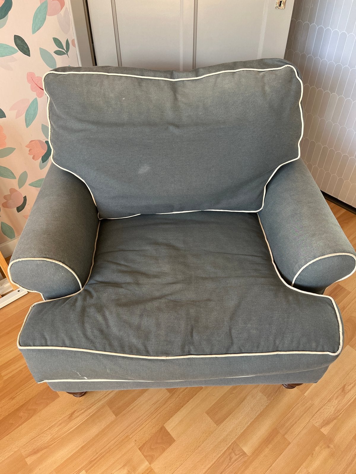 Comfortabele grijze fauteuil met witte biezen, Ophalen, Gebruikt, Stof, 75 tot 100 cm