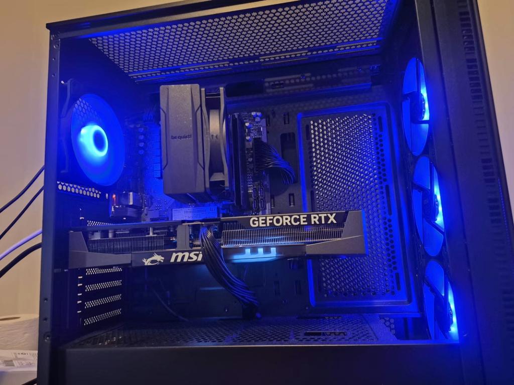 Gaming PC // RTX 5070 Ti & AMD Ryzen 7 9700X //, 7604 HM, 32 GB, AMD Ryzen 7 9700X, Zelf gebouwde pc