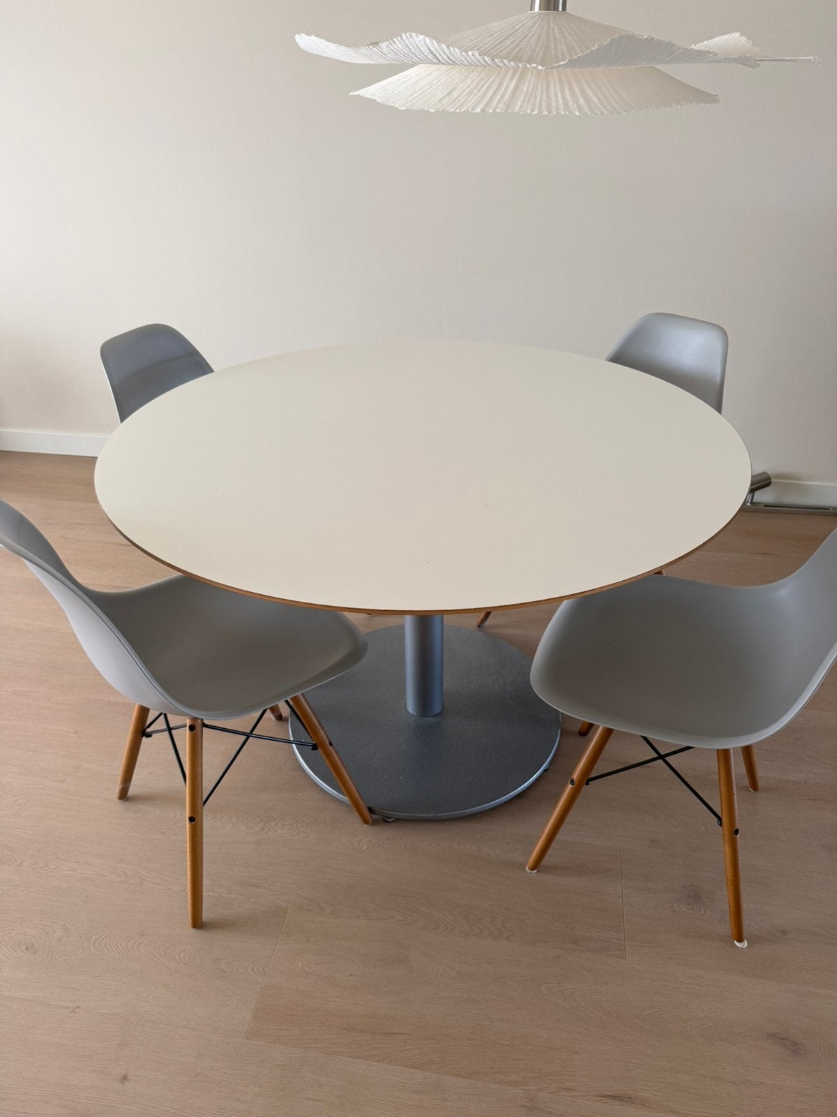 Ronde eettafel diameter 120cm met stalen voet icl. 4 stoelen, Ophalen, Gebruikt, Rond, Vier personen