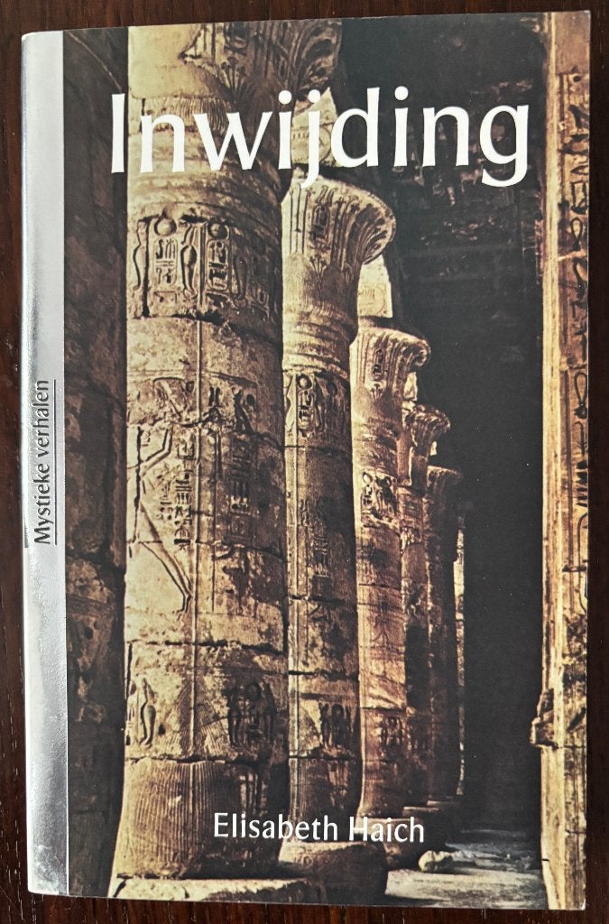 INWIJDING. door Elisabeth Haig.  Priesteres in Egypte., Ophalen of Verzenden, Zo goed als nieuw, Overige onderwerpen, Achtergrond en Informatie