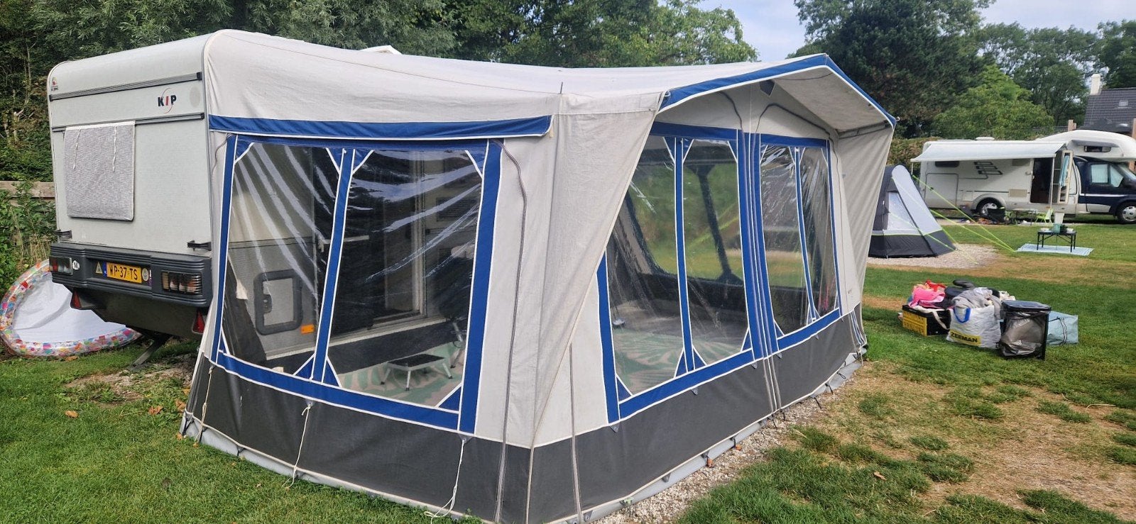 Kip Caravan met voortent, luifel en zomerluifel, Caravans en Kamperen, Kip, Treinzit, Particulier, 750 - 1000 kg