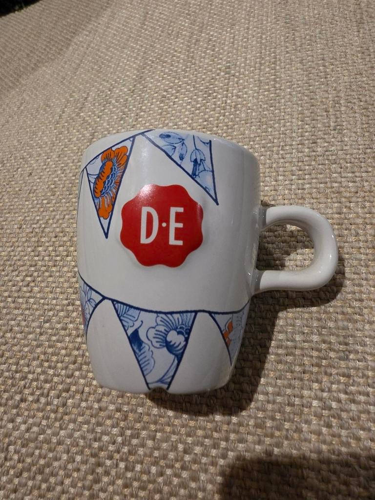 2 stuks DE mok met Delfts blauw C1000 Burendag, Ophalen of Verzenden, Aardewerk, Overige stijlen, Kop(pen) en/of Schotel(s)