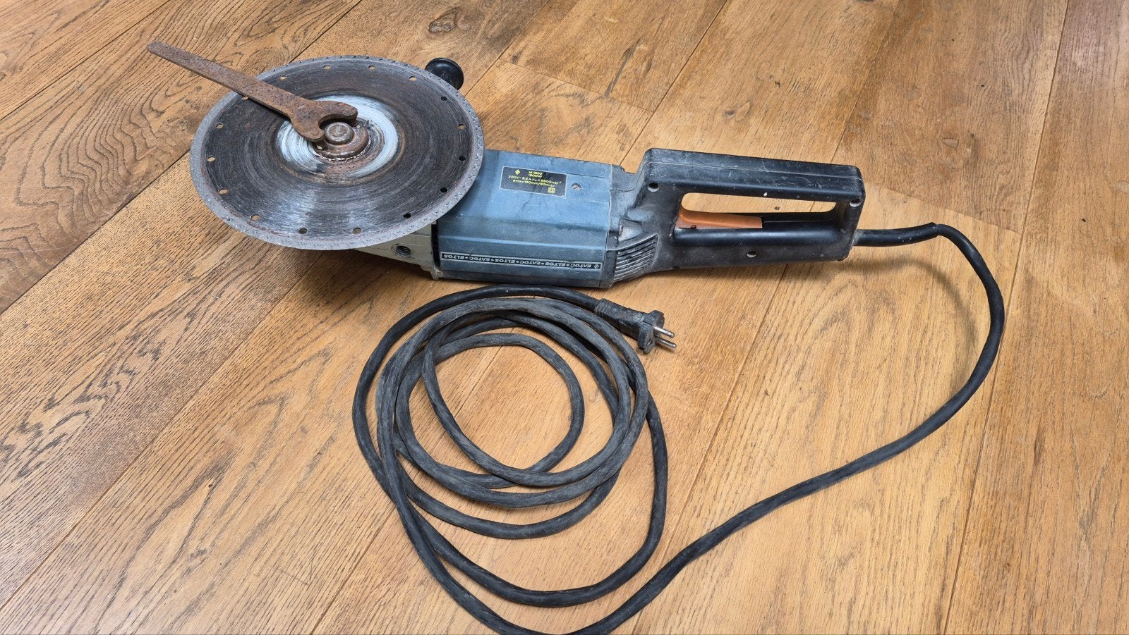 Gebruikte haakse slijpmachine M1800 1800W, Ophalen, Gebruikt, 1000 watt of meer, Werkbankslijpmachine