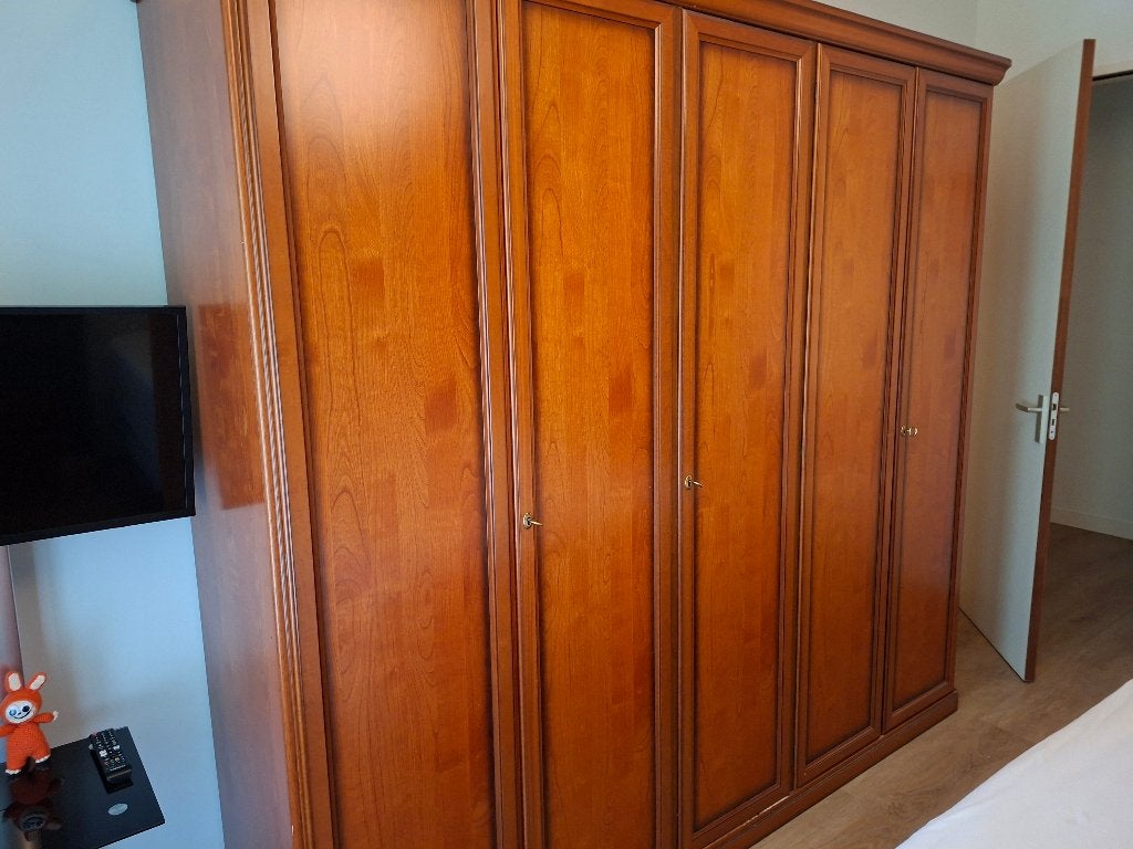 Gratis grote authentieke garderobekast en nachtkastjes, Ophalen, Gebruikt, 65 cm of meer, 70 cm of meer