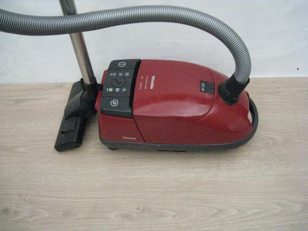 Zeer krachtige 1800 watt Miele stofzuiger rood., Witgoed en Apparatuur, Stofzuigers, Gebruikt, 1600 tot 2000 watt, Sledestofzuiger
