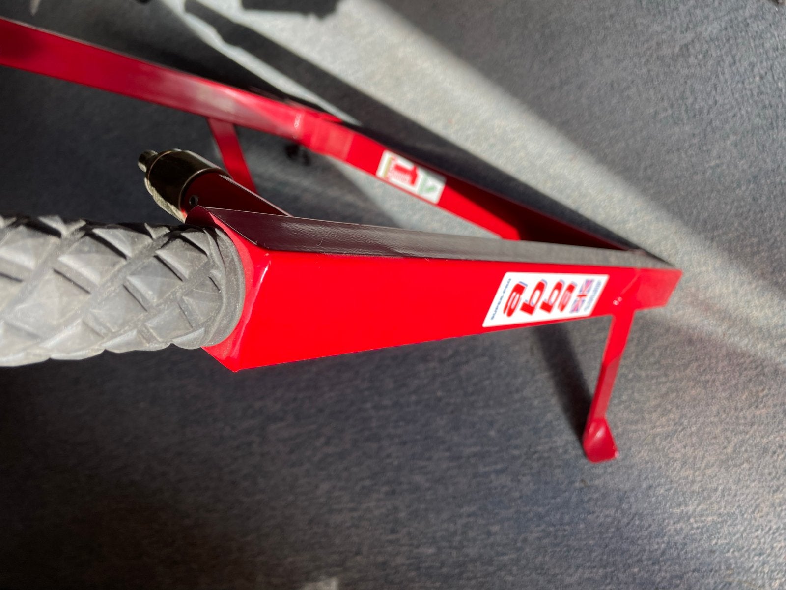 Rode motorfiets standaard / paddock stand, Ophalen