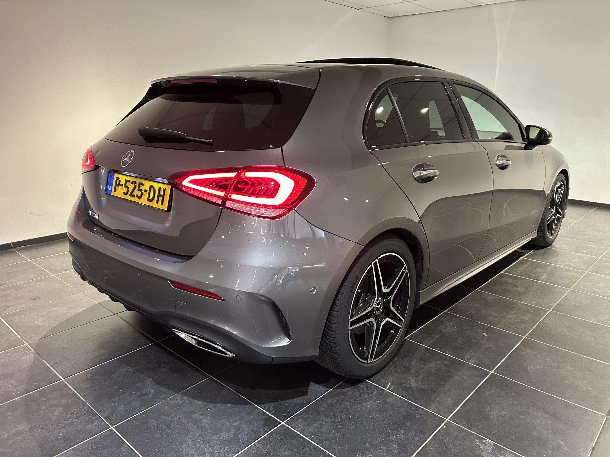 Mercedes-Benz A-klasse 200 Business Solution AMG | Panoramad, Auto's, Gebruikt, 4 cilinders, Leder en Stof, 163 pk