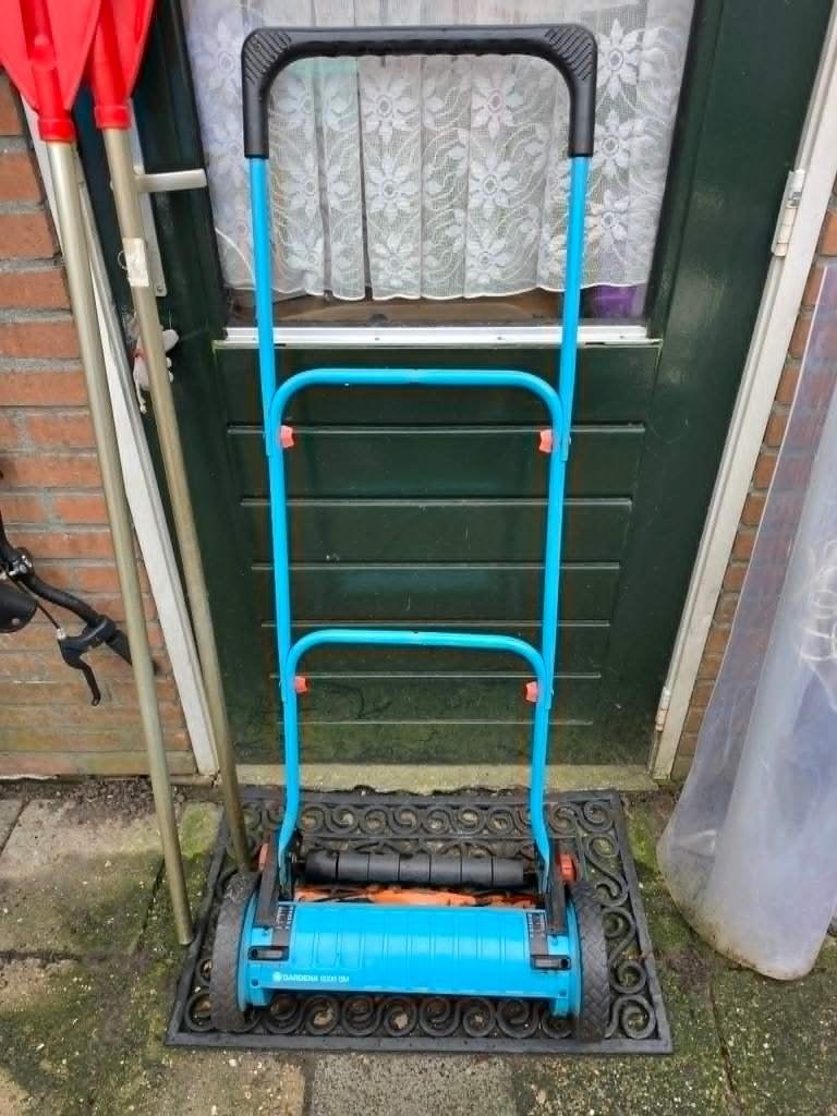 te koop een goeie blauwe grasmachine  voor 35 euro, Ophalen, Cirkelmaaier, Handgrasmaaier, Zo goed als nieuw