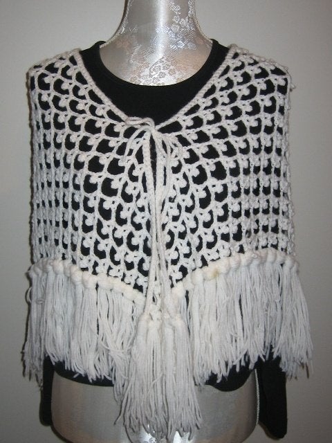 Te koop aangeboden: Poncho/Stola in wit en/of zwart nieuw, Carnaval, Maat 46/48 (XL) of groter, Nieuw, Ophalen of Verzenden