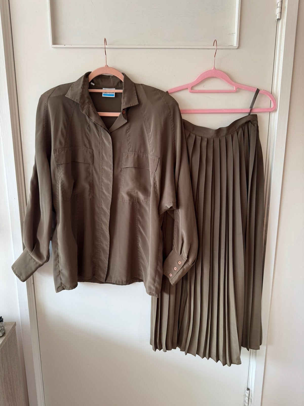 Lady Arrow blouse + plissé rok tweedelige set khaki, maat 38, Ophalen of Verzenden, Gedragen, Maat 38/40 (M), Groen