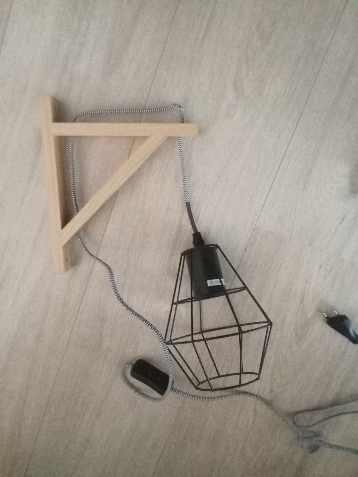 Wandlamp met houten beugel en draadkooi, Huis en Inrichting, Lampen | Overige, Met schakelaar, Overige merken, Zwart, Industrieel
