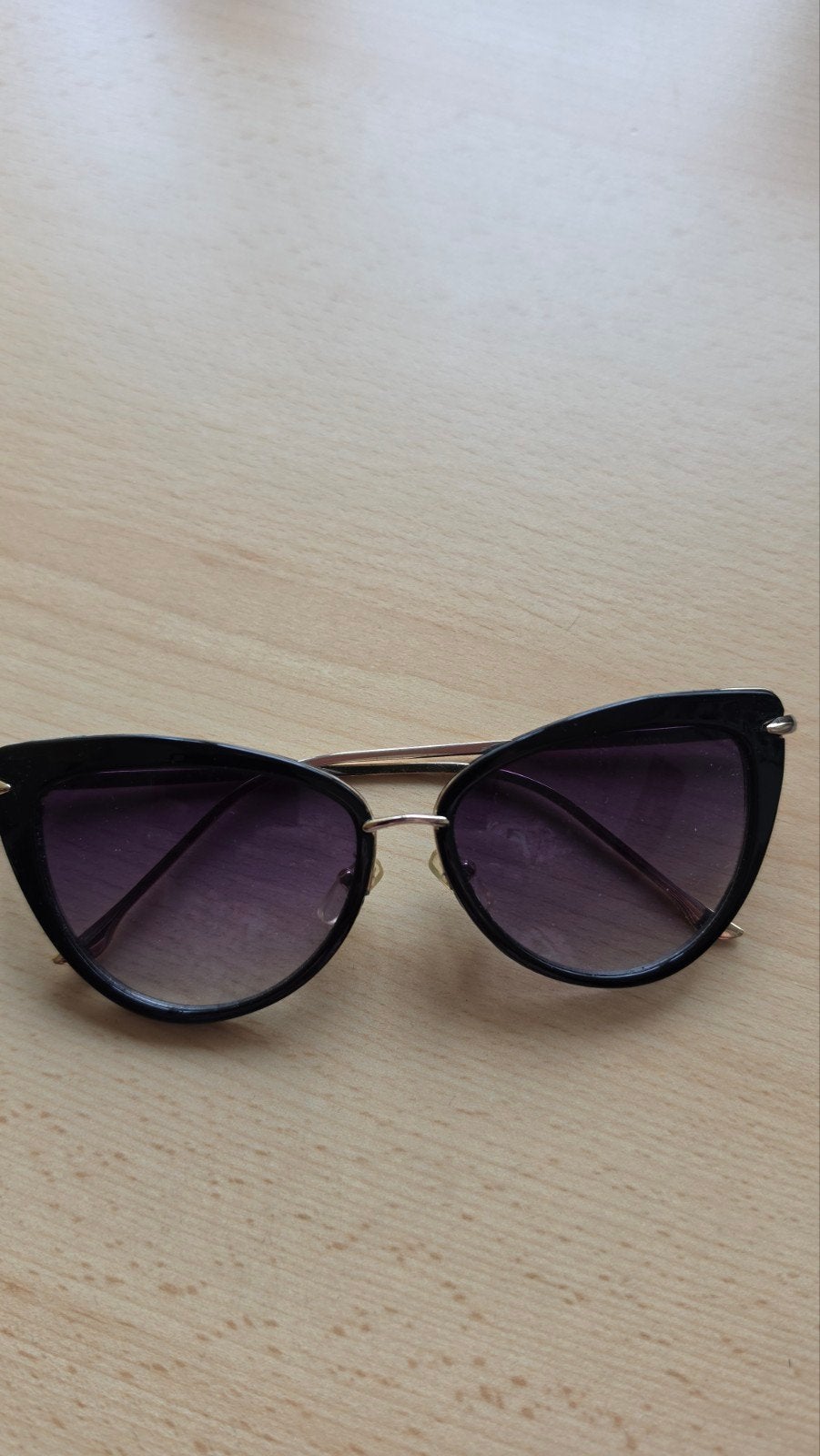 Stijlvolle Zonnebril met Cat-Eye Montuur/Goudkleurige Deta, Overige merken, Zonnebril, Zwart, Ophalen of Verzenden