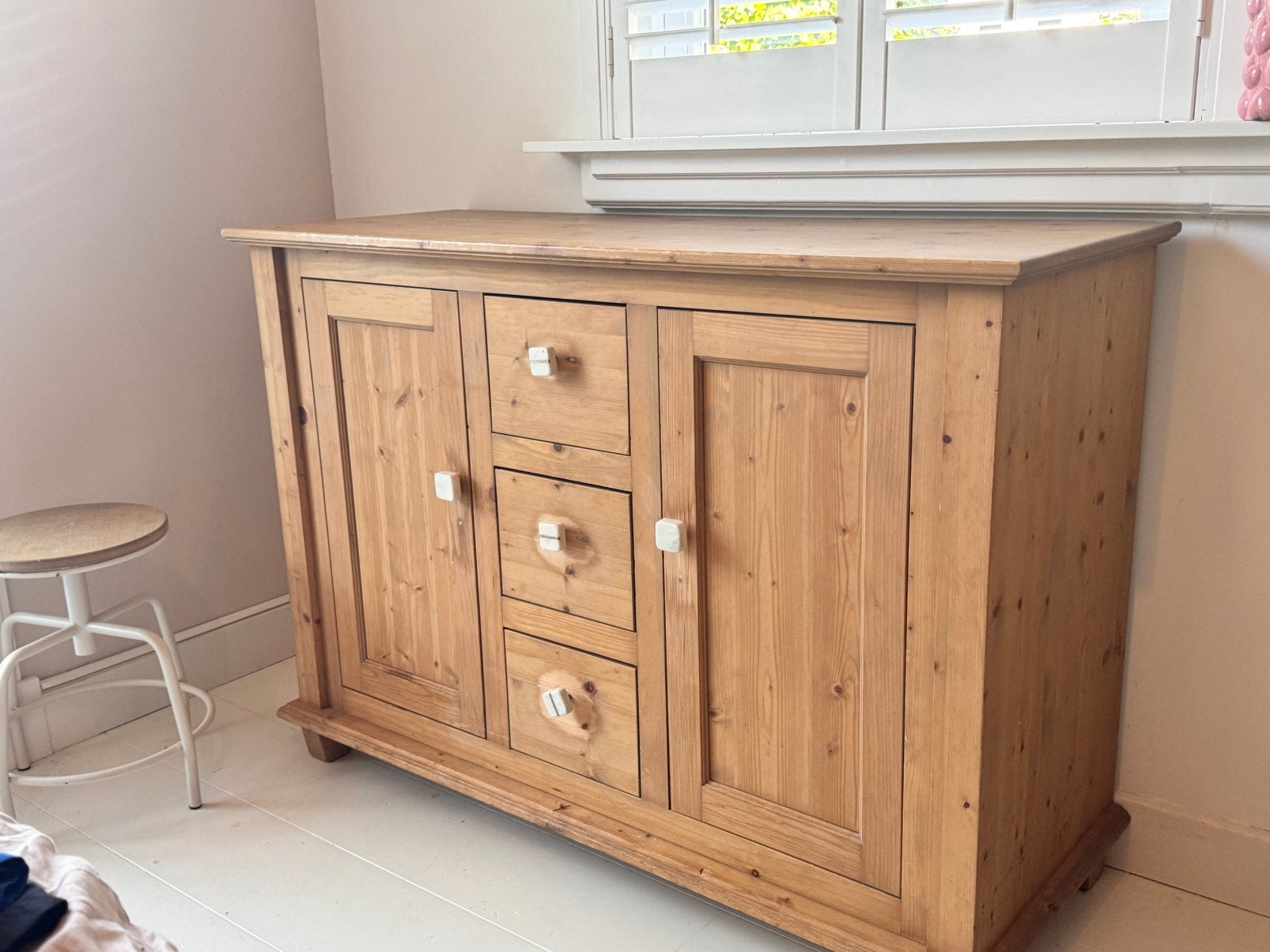 Landelijke kast van massief grenen | Brocante dressoir  |, Huis en Inrichting, Kasten | Dressoirs, Ophalen, Gebruikt, 100 tot 150 cm