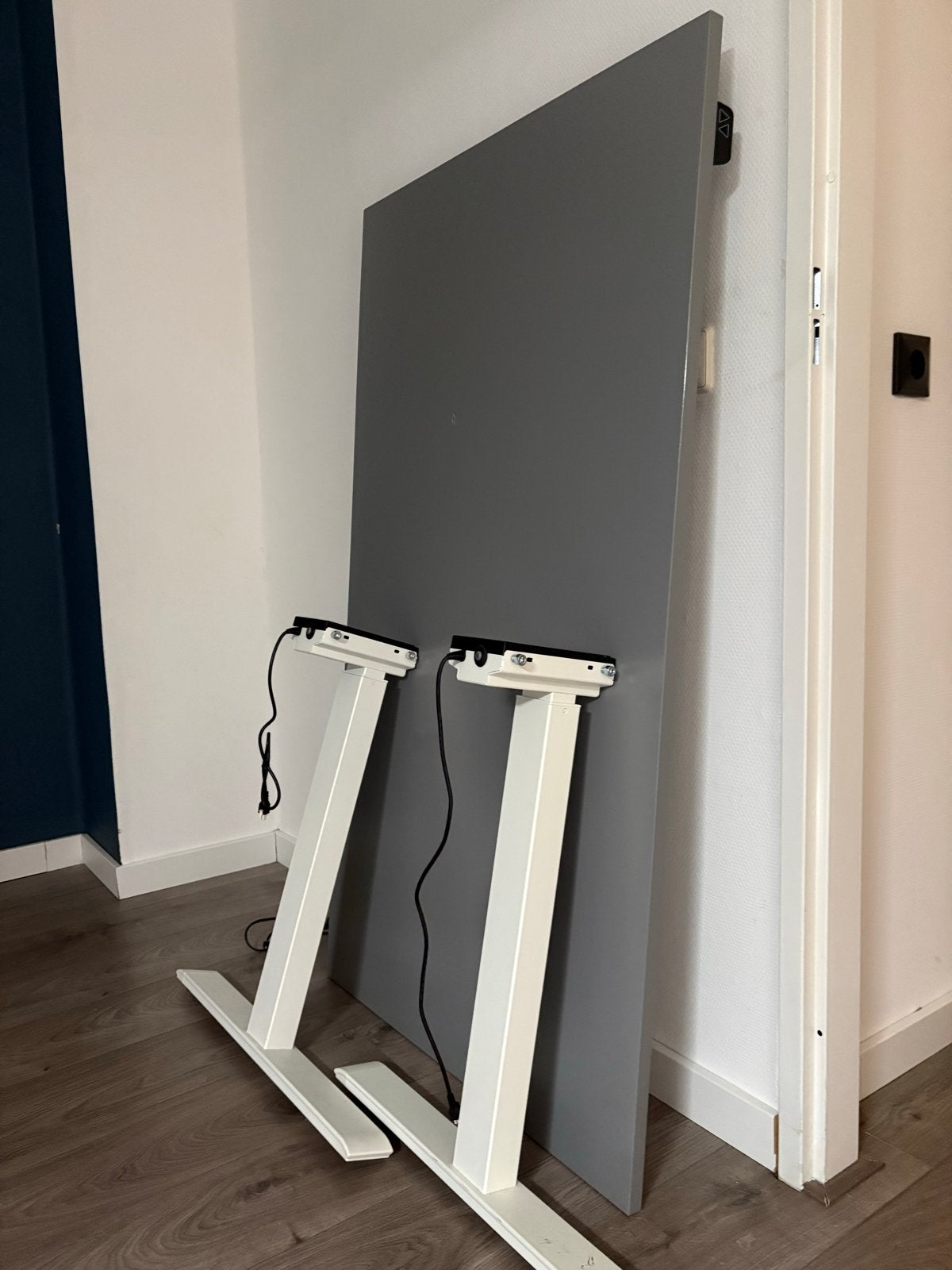 Elektrisch zit/sta bureau Rudolf IKEA, Huis en Inrichting, Zit-sta bureau, Elektrisch, Gebruikt, Spaanplaat of MDF