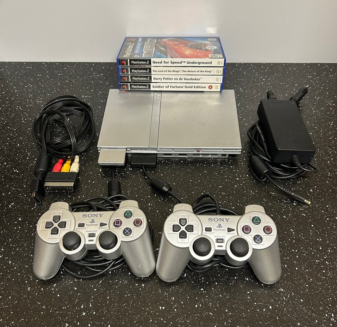 PlayStation 2 Zilver Compleet met 2 controllers & 4 spellen, Spelcomputers en Games, Spelcomputers | Sony PlayStation 2, Met 2 controllers