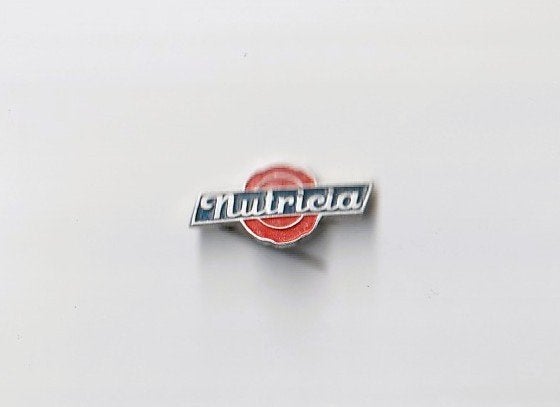 volmetaal brochespeld van NUTRICIA, Ophalen of Verzenden, Overige onderwerpen, Speldje of Pin
