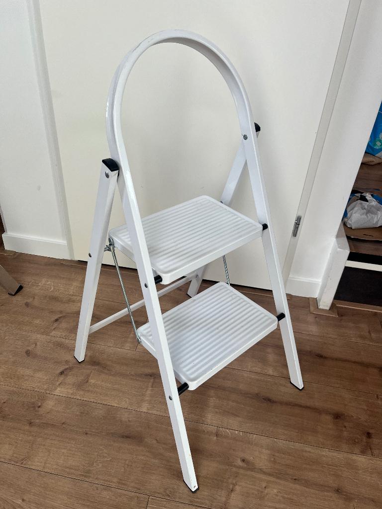 Opvouwbaar keukentrapje - 2 treden - wit - metaal, Doe-het-zelf en Verbouw, Ladders en Trappen, Ophalen, Gebruikt, Trap, Minder dan 2 meter