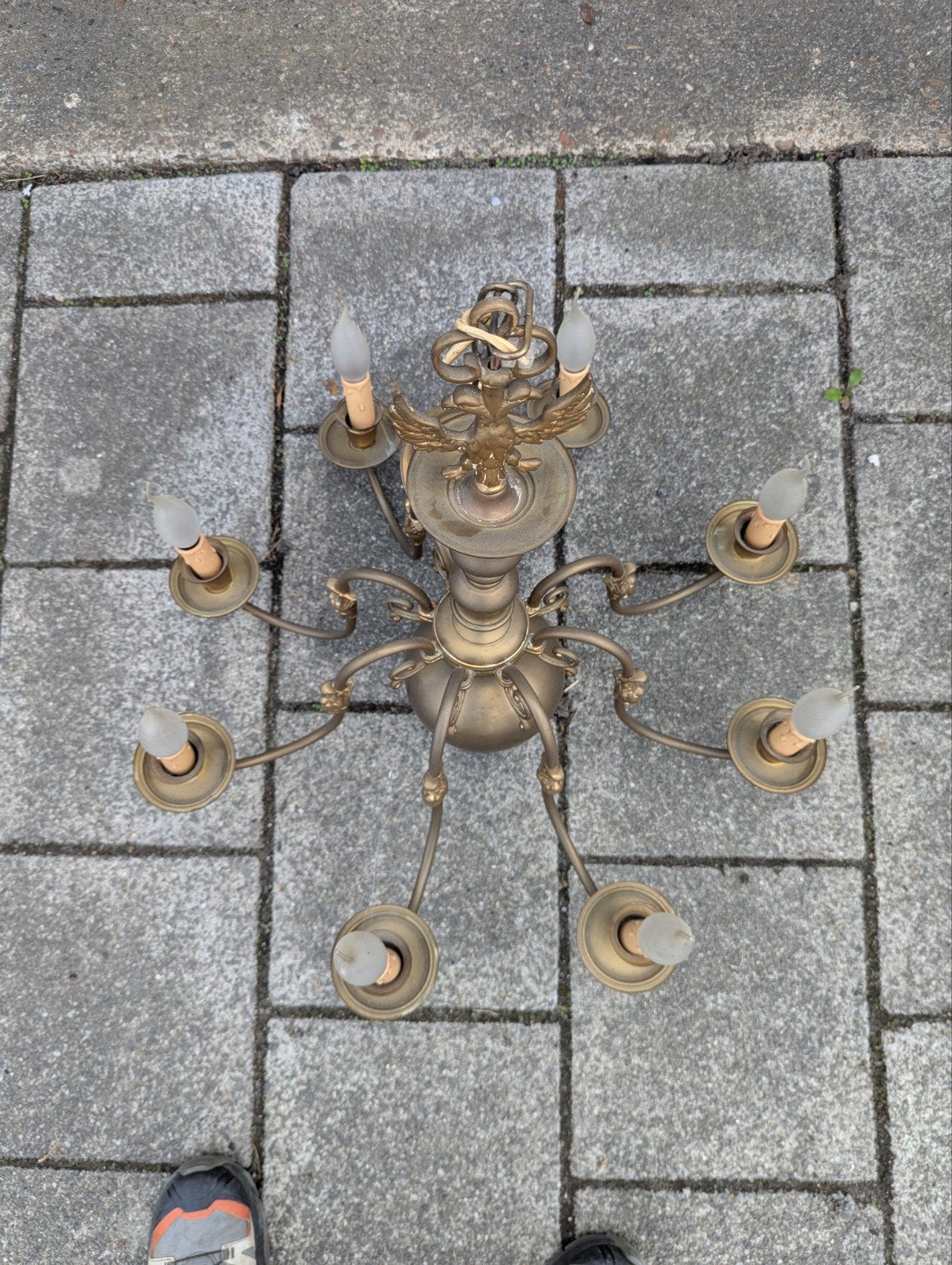 koperen kroonluchter met adelaren, Ophalen