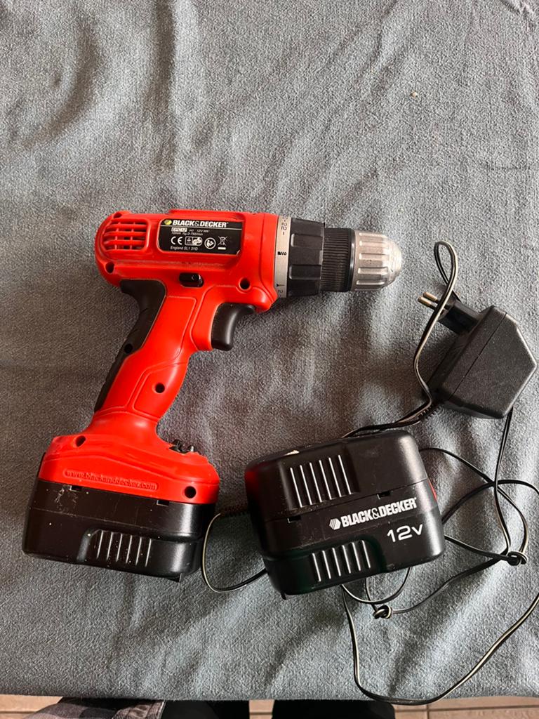 Black & Decker EPC12 Boormachine met 2 accu's en lader, Boormachine, Gebruikt, Variabele snelheid, Ophalen of Verzenden