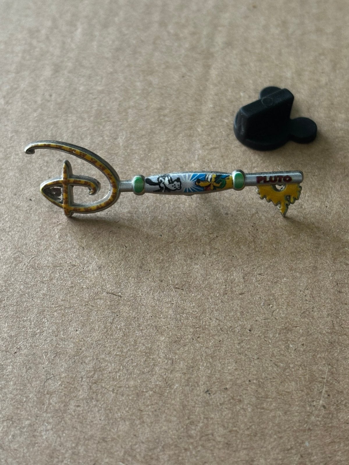 Disney pin Pluto 90th birthday limited edition, Verzamelen, Disney, Ophalen of Verzenden, Overige figuren, Zo goed als nieuw