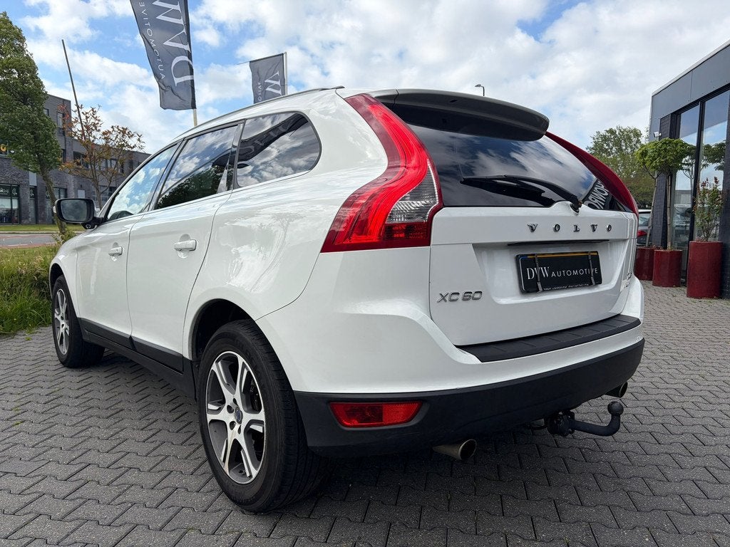 Volvo XC60 3.0 T6 Momentum, Automaat, Gebruikt, Wit, Bedrijf
