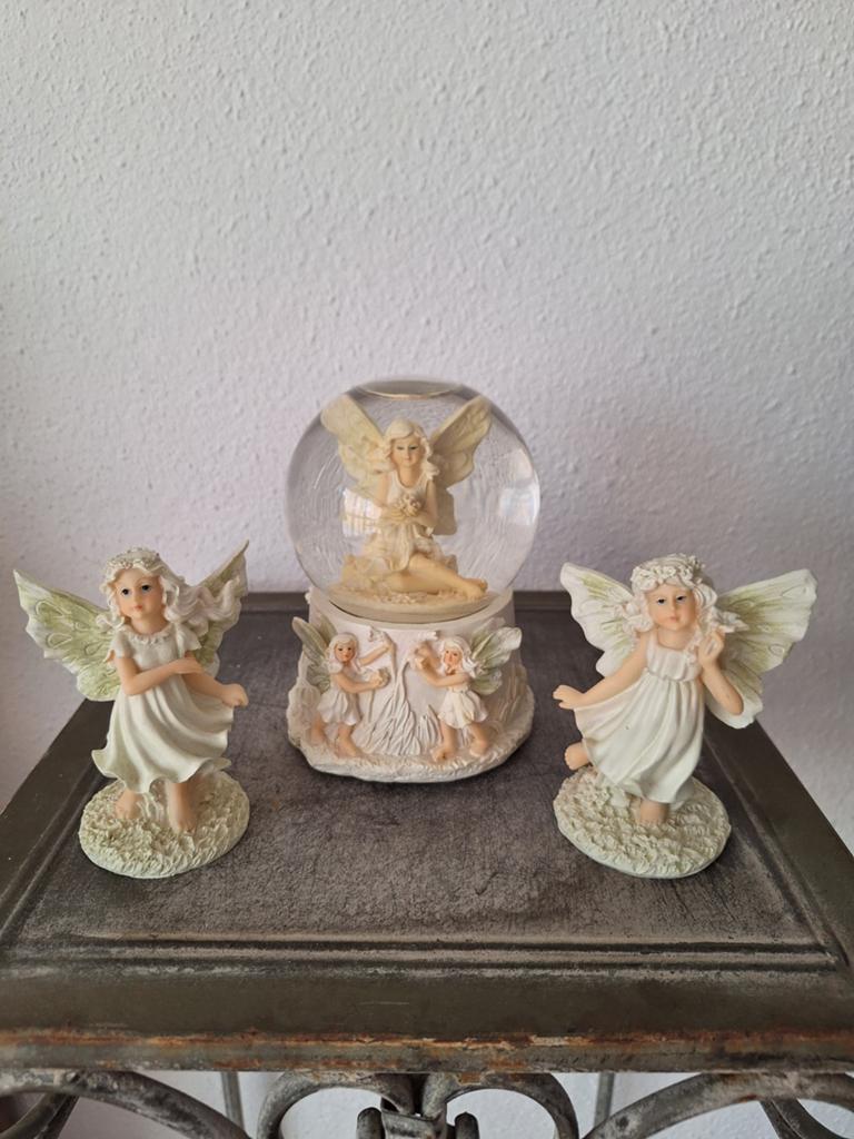 Muzikale Sneeuwbol met Engeltjes en Twee Beeldjes, Beige, Ophalen of Verzenden, Steen/keramiek, Klassiek