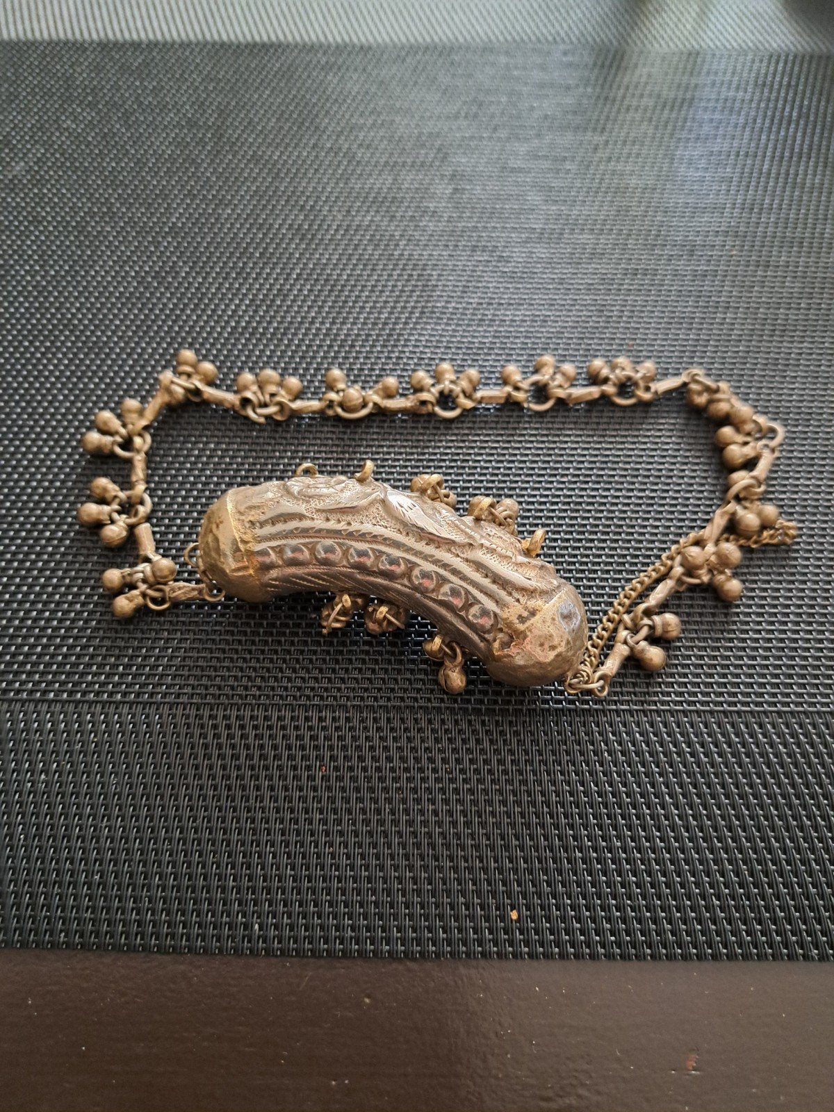 Antieke Indiase amulet hanger met belletjesketting, Ophalen of Verzenden