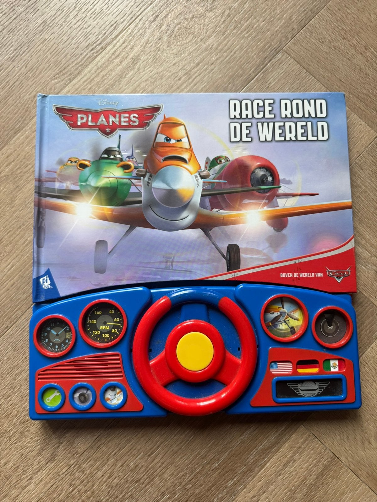Boek | Disney Planes - Race rond de wereld met geluid, Boeken, Ophalen of Verzenden, Zo goed als nieuw, 3 tot 4 jaar