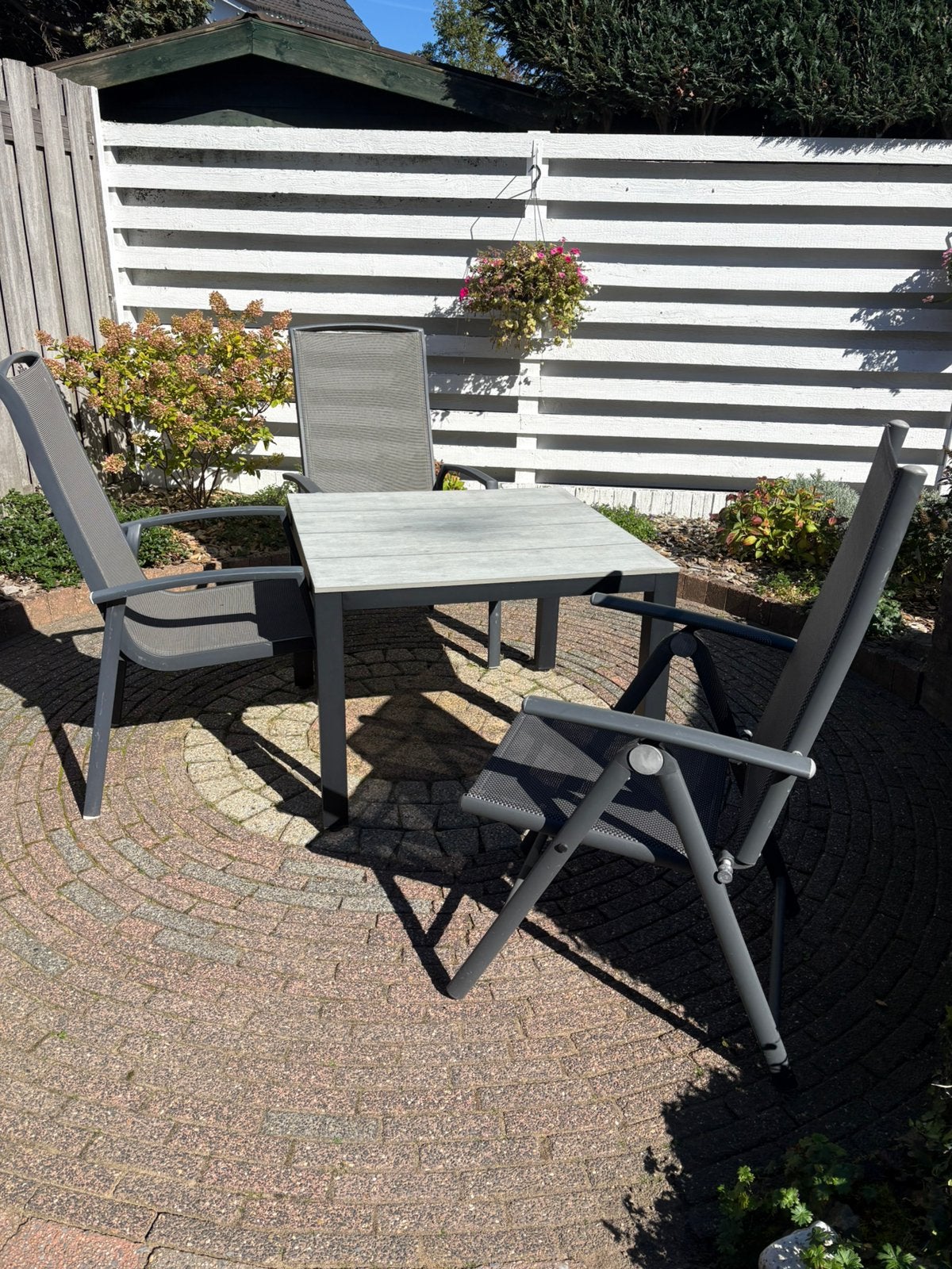 Tuinstoelen en lage tafel