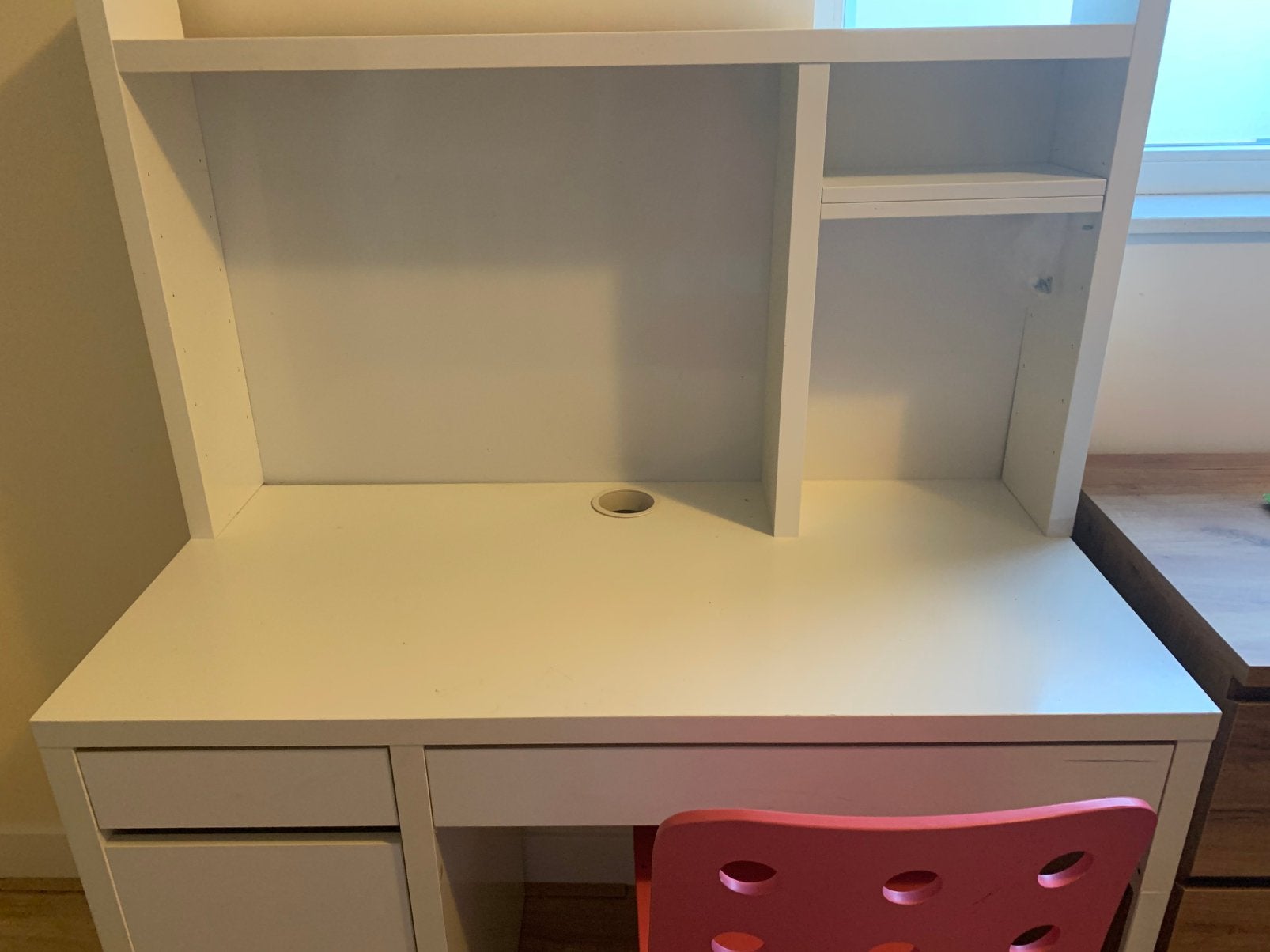Wit IKEA bureau Micke + roze stoel + opbouw, Ophalen, 105 cm, Gebruikt, 50 cm