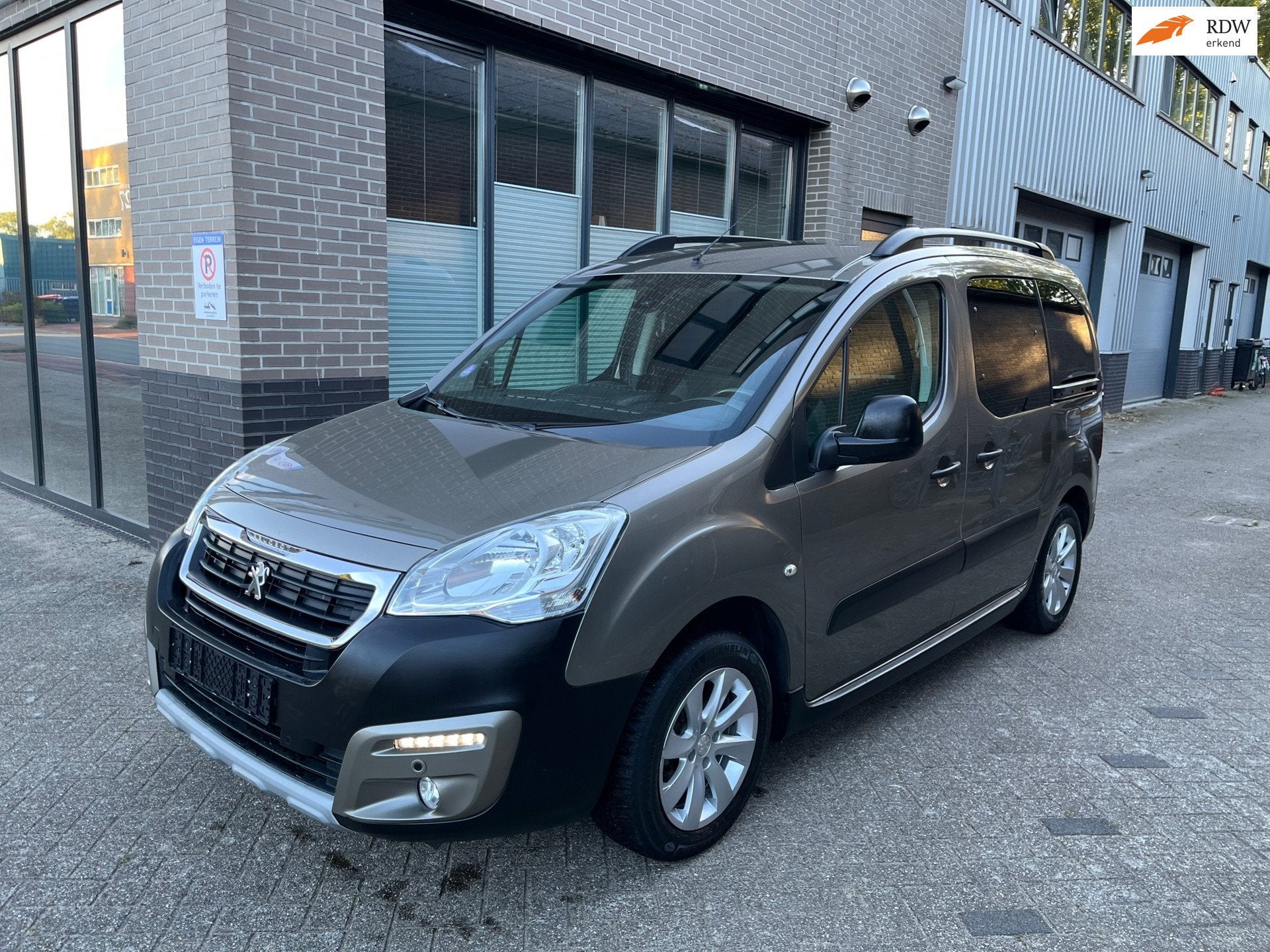 Peugeot Partner Tepee 1.2 PureTech Active! 111DKM! Boekjes!, Auto's, Voorwielaandrijving, Stof, Gebruikt, Zwart