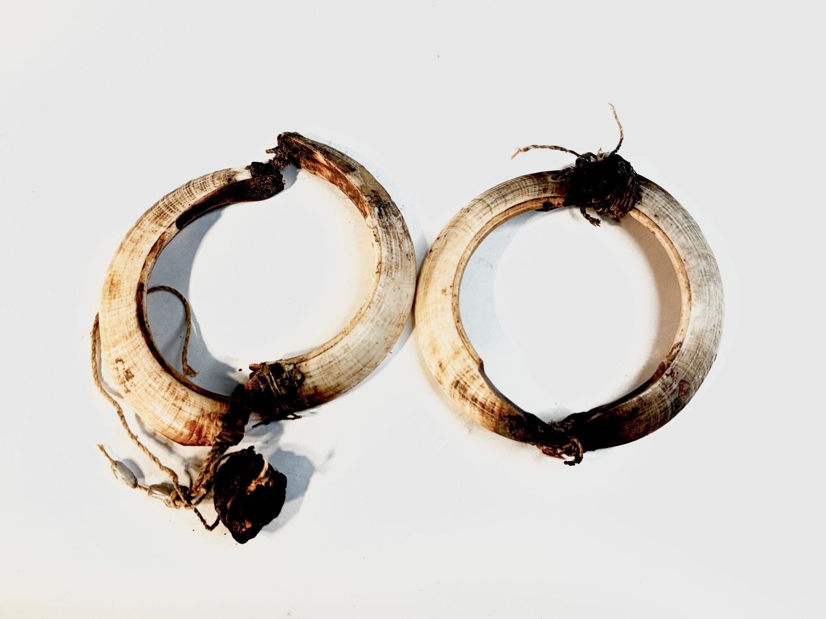 Set van twee antieke Asmat armbanden - papua nieuw guinea, Antiek en Kunst, Ophalen of Verzenden