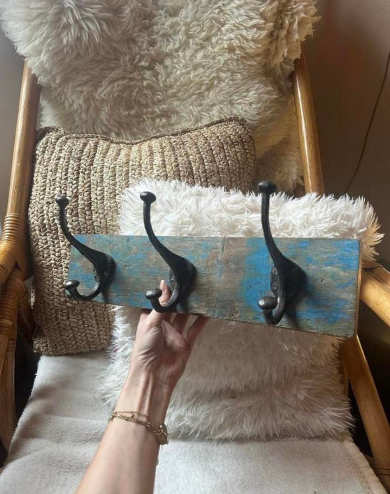 Houten kapstok in ibiza stijl met drie haken - blauw, Wandkapstok, Ophalen of Verzenden, Zo goed als nieuw, Minder dan 100 cm