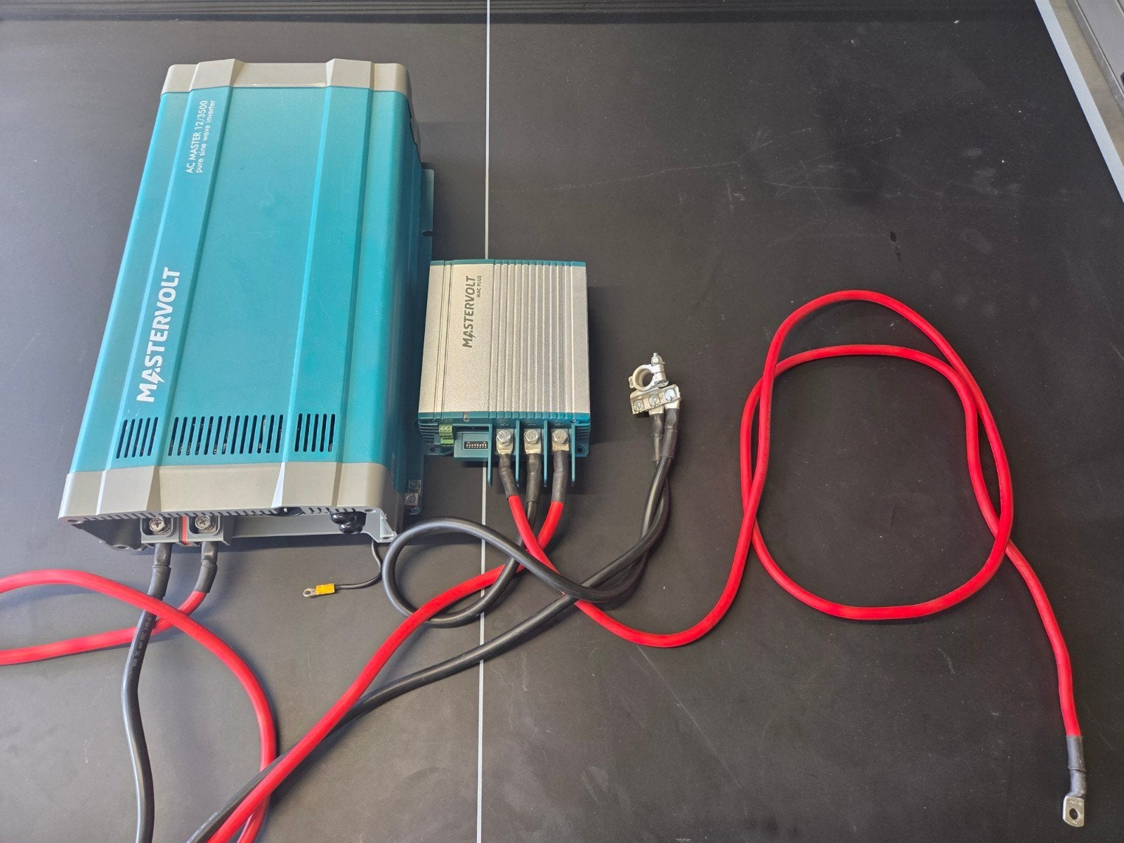 Mastervolt 3500 Watt 12V Zuivere sinus 
Zet 12V om in 230V
I, Ophalen
