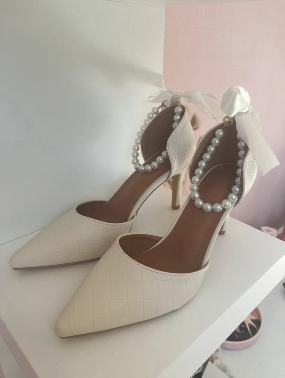 Hakken met een parel bandje, Kleding | Dames, Schoenen, Pumps, Wit, Nieuw, Ophalen of Verzenden