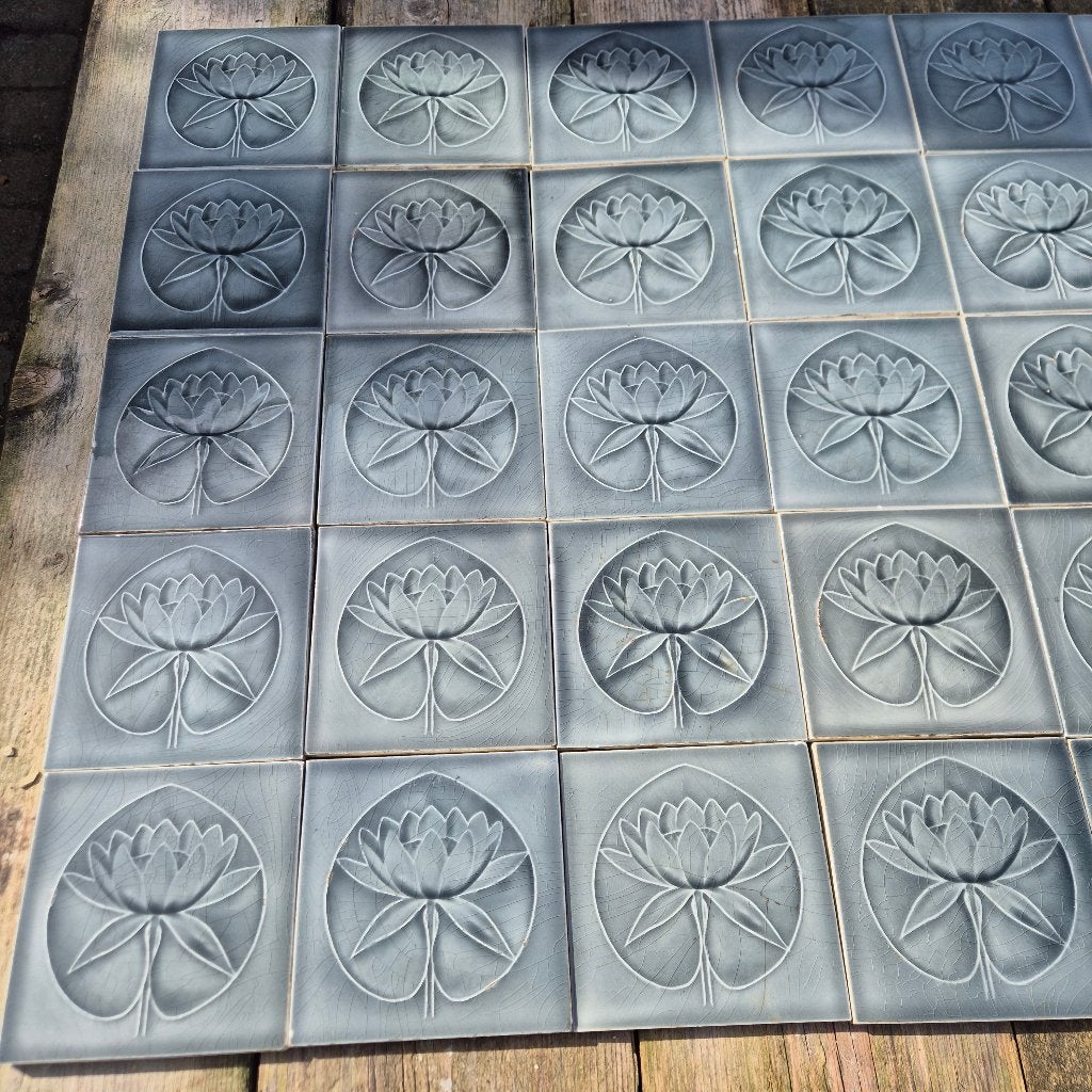 34 warmgrijze antieke wandtegels met lotus waterlelie, Ophalen
