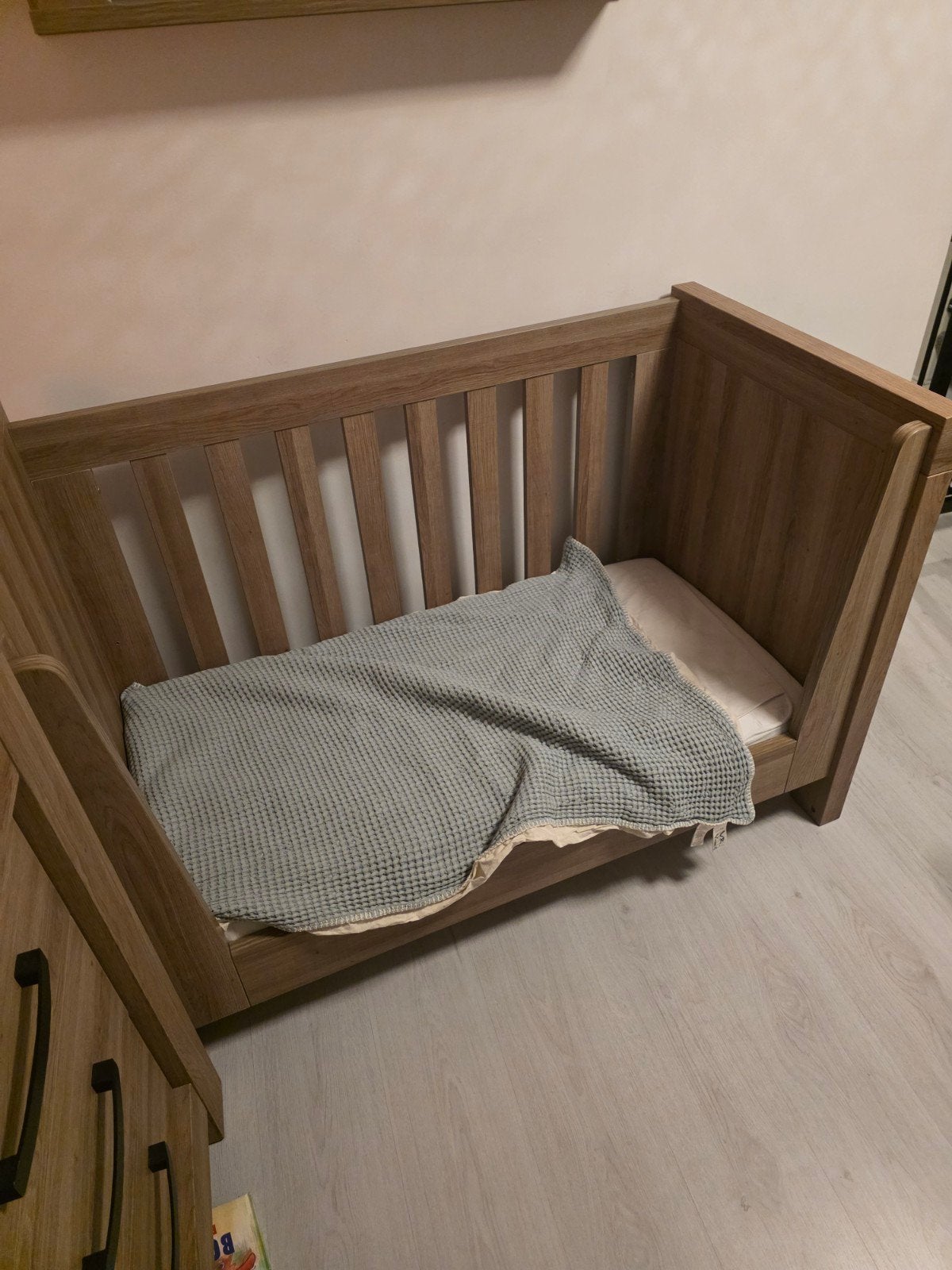 Complete Babykamer Stanford: 2x Meegroeibed, Commode, Kasten, 70 tot 85 cm, Zo goed als nieuw, 180 cm of meer, Ophalen